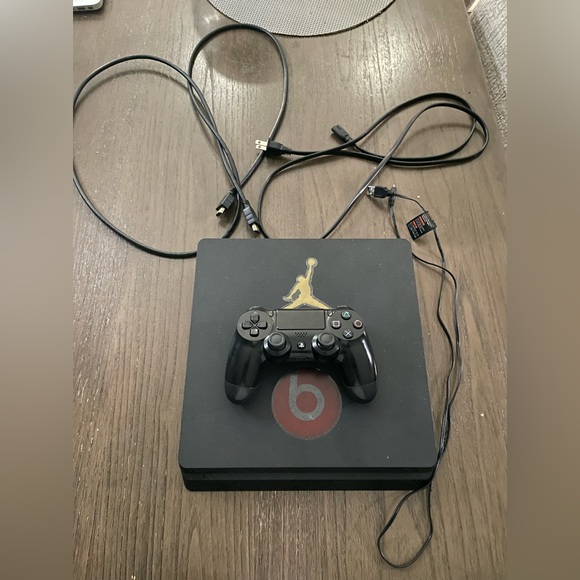 Ps4 Slim - Picture 1 of 1